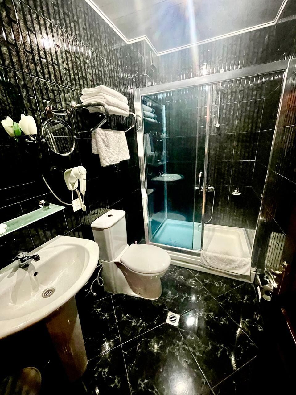 Phòng 3 dành cho gia đình | Phòng tắm | Vòi sen/bồn tắm kết hợp, máy sấy tóc, khăn tắm, xà phòng 