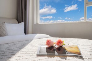 Family Triple Room, Courtyard View | Desk, laptop workspace, blackout drapes, soundproofing - 166 Hotel-Ancient City Mufu Branch (Lijiang)