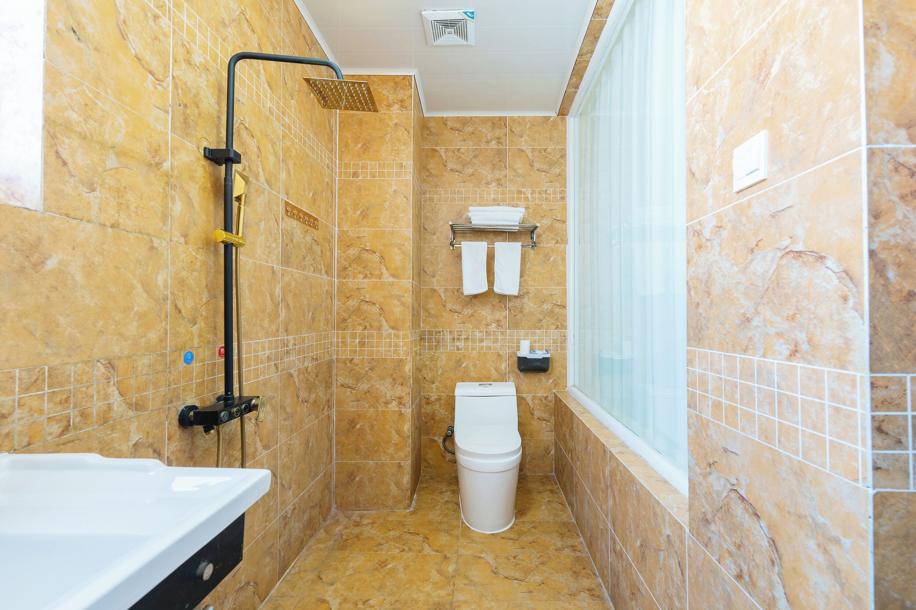 Duş, ücretsiz banyo/kozmetik ürünleri, saç kurutma makinesi, terlik 