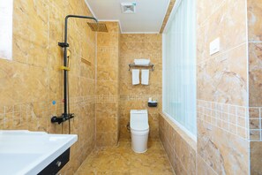 Ducha, artículos de tocador gratuitos, secador de pelo, pantuflas