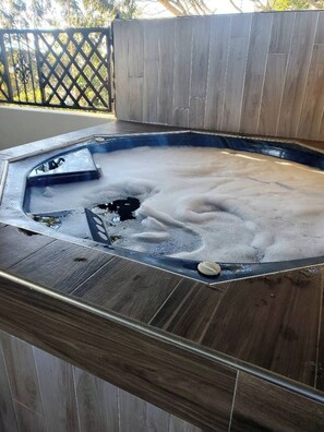 A hot tub with a wooden deck and a metal ladder. - Apartment away from the hustle and bustle of the city, with terrace and balcony. (San Francisco de Macorís)