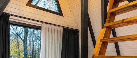 Classic Bungalow | Memory foam beds, free minibar, in-room safe, blackout drapes