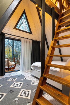 Classic Bungalow | Memory foam beds, free minibar, in-room safe, blackout drapes
