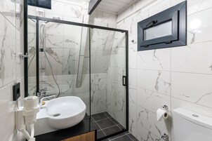 Secador de pelo, batas, pantuflas, piso con calefacción en el baño