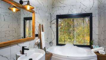 Bungalow Deluxe, vista al valle | Baño | Secadora de cabello, batas, pantuflas, piso con calefacción