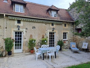 Outdoor dining - Large gîte sleeps 20 / 22 (Montazeau)