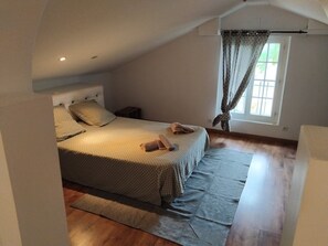 7 habitaciones, tabla de planchar con plancha y internet 
