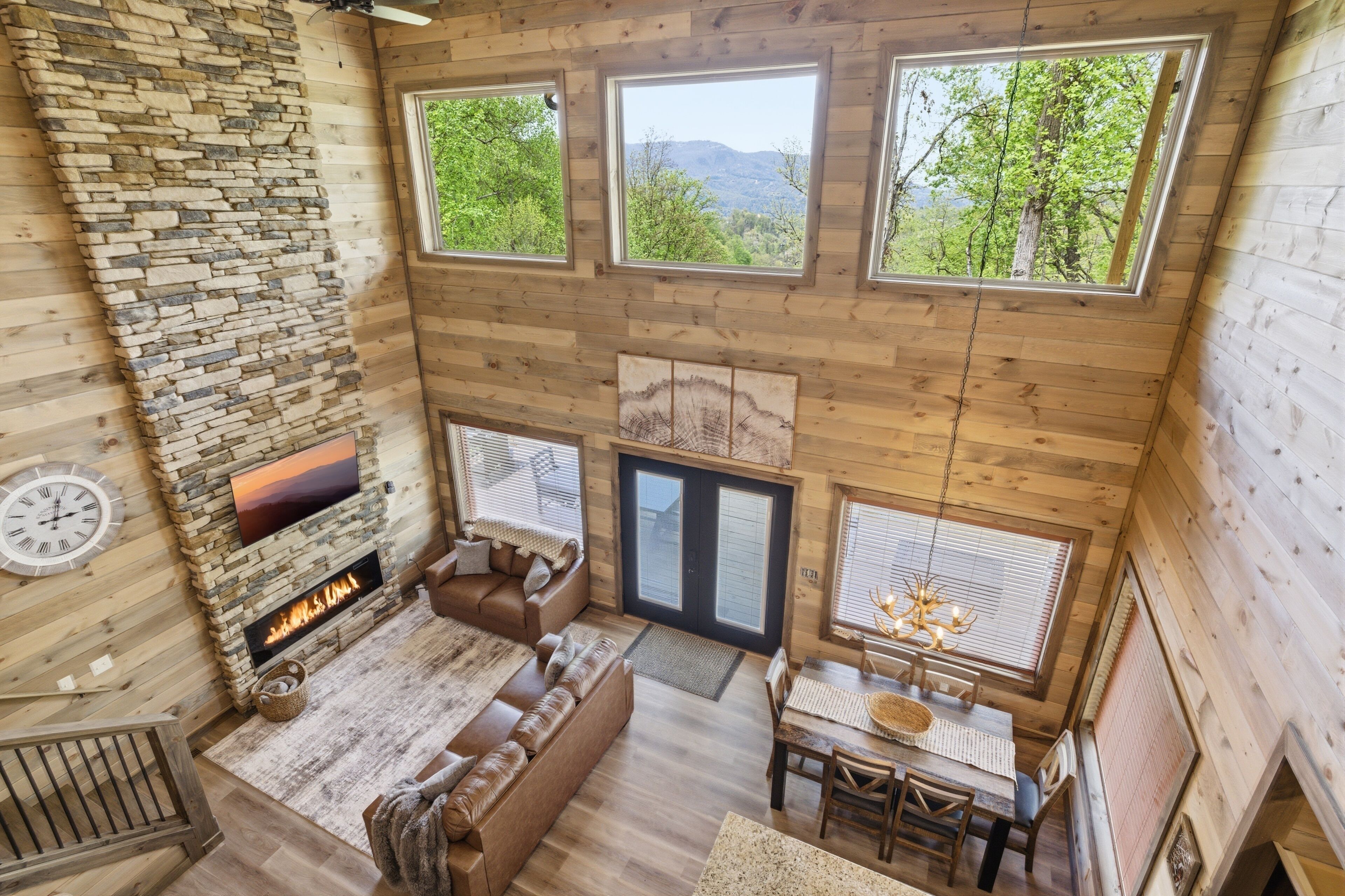Una Smart TV, una chimenea