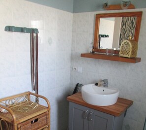 Hair dryer, toilet paper - The upturn (Tourneville-sur-Mer)
