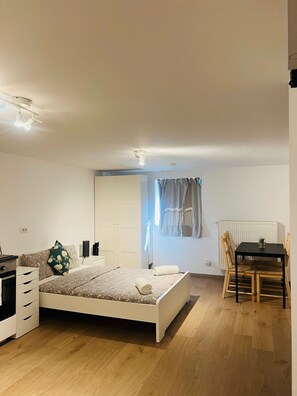 1 bedroom, laptop workspace, iron/ironing board, bed sheets - Sleek Fashion District Urban Retreat (Antwerp)