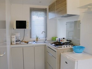 Refrigerador, microondas, cafetera y tetera y tostadora 
