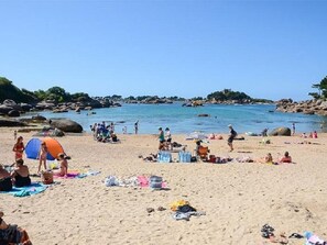 A beach with people, tents, and a clear sky. - Accessible mobile home for 6 guests (Perros-Guirec)
