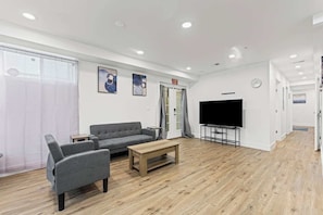 TV, offices - Charming 2BR Basement near Navy Yard & Wharf (Washington)