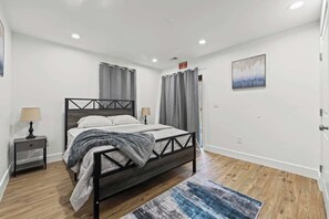 2 bedrooms, iron/ironing board, free WiFi, bed sheets - Charming 2BR Basement near Navy Yard & Wharf (Washington)