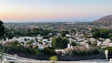 Villa - utsikt mot bergen | Terrass/Patio