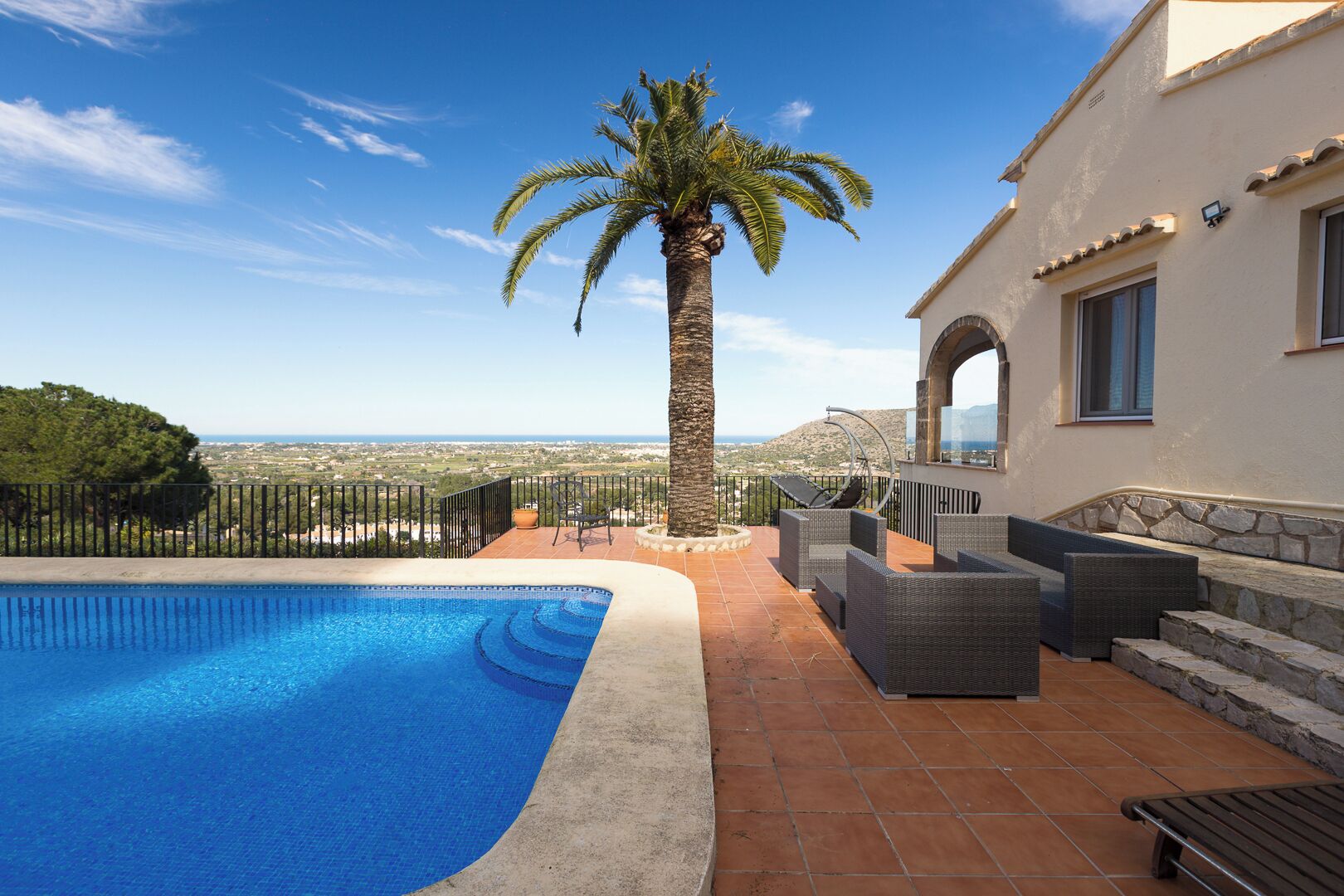 Una piscina, una palmera, mobiliario de exterior y vistas al paisaje.