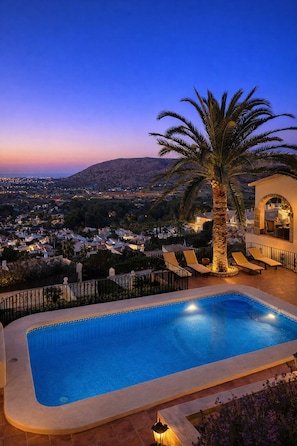 A swimming pool with a view of a town and mountains at dusk. - Villa Jade Mirador La Sella (Pedreguer)