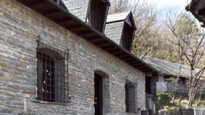 A stone building with arched windows and a sloped roof. - Cozy mobile home, pets welcome - 2 guests (Boltaña)