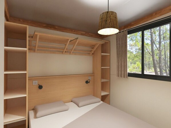 Quarto com cama, prateleiras embutidas, luminária pendente e janela com vista para árvores.