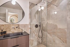 Apartment | Badezimmer | Haartrockner, Handtücher, Seife, Shampoo