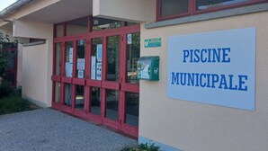 A building entrance with a sign reading 'PISCINE MUNICIPALE' and a green mailbox. - Chalet pet-friendly - 5 guests (Pleaux)