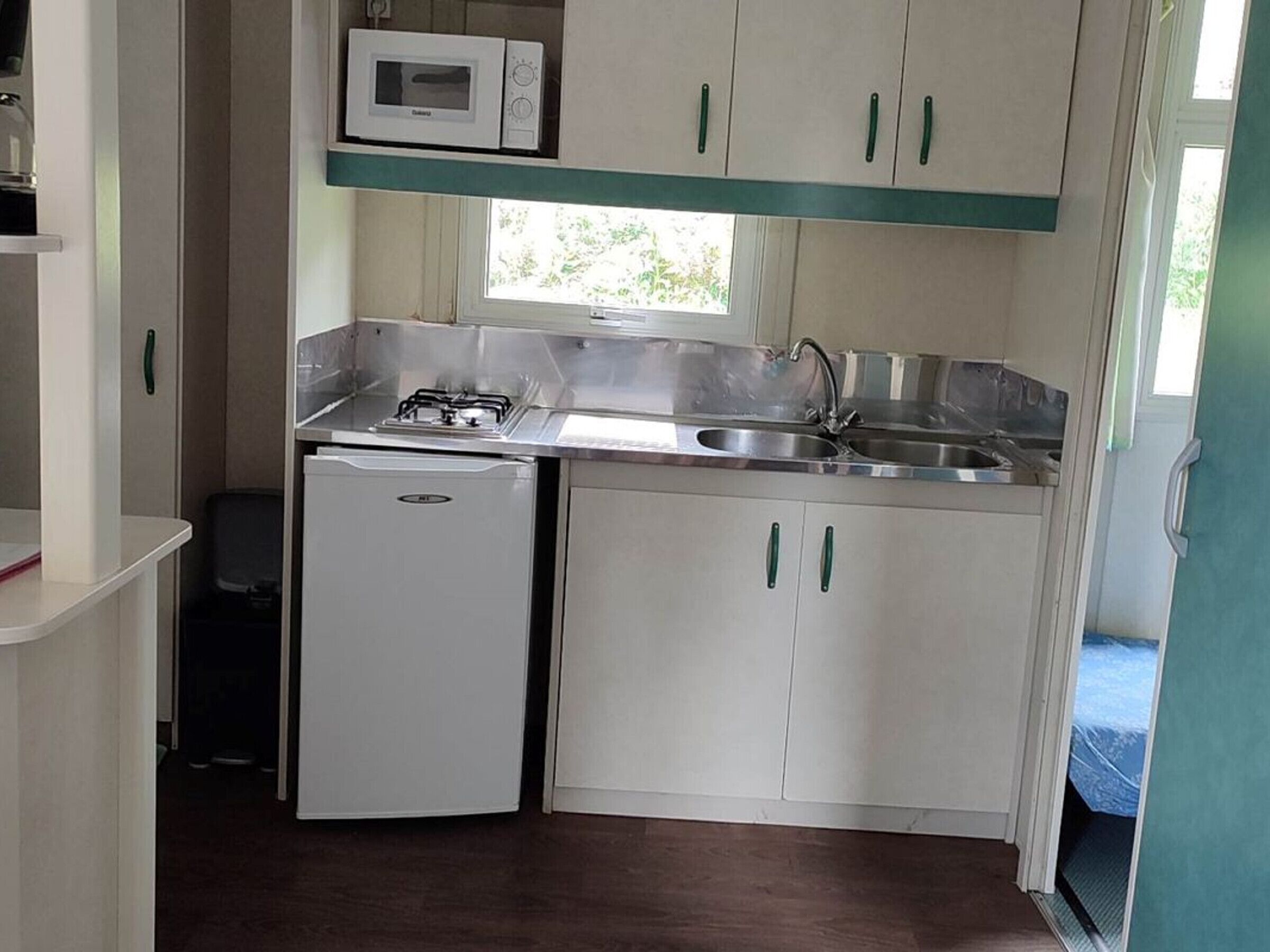 Kühlschrank, Mikrowelle, Wasserkocher mit Kaffee-/Teezubehör
