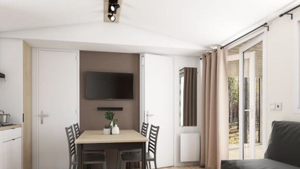 Una sala moderna con un sofá, una mesa de comedor con sillas, un televisor de pantalla plana sobre la mesa y una ventana con cortinas.