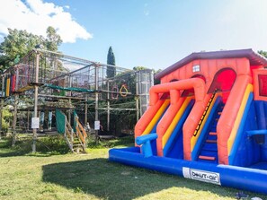 An inflatable play structure with slides and a rope course. - Cozy mobile home - 6 guests (Joyeuse)