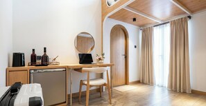 Suite Double Room with Balcony | Interior - Amory Airport Hotel (Tan Phu District)