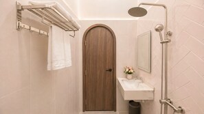 Shower, hair dryer, towels, soap - Amory Airport Hotel (Tan Phu District)