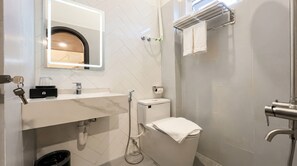 Habitació doble estàndard | Bany | Dutxa, assecador de cabells, tovalloles i sabó 