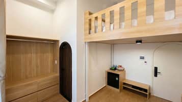 Suite Double Room with Balcony | Bathroom | Shower, hair dryer, towels, soap