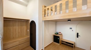 Habitación doble junior, balcón, vista a la ciudad | Baño | Regadera, secadora de cabello, toallas, jabón