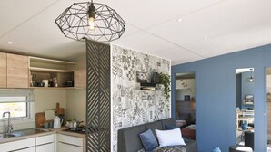 Un apartamento moderno con cocina, comedor y sala de estar.