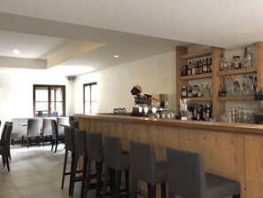 Bar (on property) - Cozy chalet pets welcome - 2 guests (Méolans-Revel)