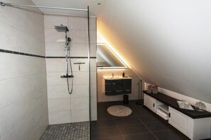 Shower, hair dryer, towels, soap - Vacation home Harmonia, experience nature on the Bodden and Baltic Sea (Saal)