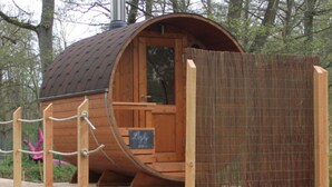Una cabana de fusta amb un teulat corbat, un balcó de fusta i un rètol que diu 'Loyalty'.