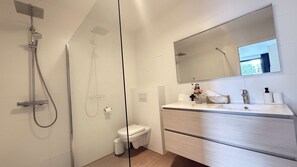 Apartment | Bathroom - Polished Antwerp Stay Steps to Hub (Antwerp)