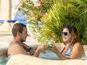 Outdoor spa tub - Cozy mobile home - 6 guests (Puy-l'Évêque)