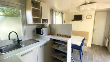 Fridge, microwave, coffee/tea maker, toaster