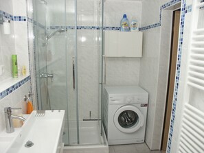 Bathroom - Vrbo Property (Dürrhennersdorf)