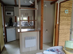 Fridge, microwave, coffee/tea maker - Chalet, pets allowed - 5 guests (La Tour-d'Auvergne)