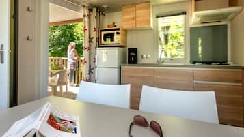 Coffee/tea maker, fridge, microwave