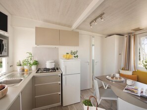 Fridge, microwave, coffee/tea maker - Mobile home pets allowed - 4 guests (Vans)