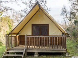 A small, single-story building with a triangular roof, a wooden porch with steps, and a window with curtains. - Mobile home, pets allowed - 4 guests (Vinça)