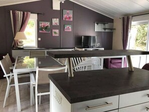 Dining - Spacious chalet - 8 guests (Saint-Hilaire-de-Riez)