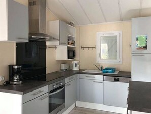 Fridge, microwave, oven, dishwasher - Spacious chalet - 8 guests (Saint-Hilaire-de-Riez)