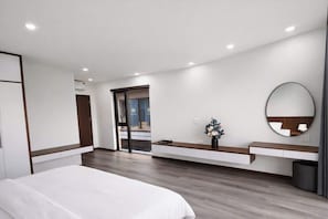 Family House, Balcony, Lagoon View - Charm Lagoon Villa - Vinhomes Vu Yen (Thuy Nguyen)