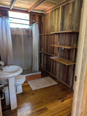 Dortoir Partagé, 1 chambre, fumeur, balcon | Salle de bain