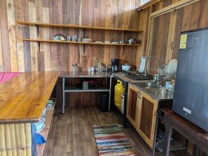 Dormitorio compartido, 1 habitación, fumadores, balcón | Cocina privada
